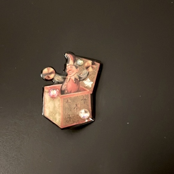 NWOT VINTAGE DESIGNS FROM THE DEEP JACK-IN-THE-BOX BROOCH - Picture 2 of 5